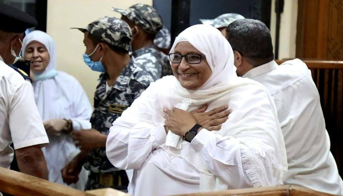 أسرة الحقوقية هدى عبد المنعم تلتمس الإفراج الصحي عنها