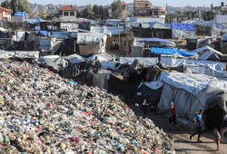 بعد وقف النار بغزة.. ركام ونفايات عسكرية تهدد حياة ملايين الفلسطينيين (فيديو)