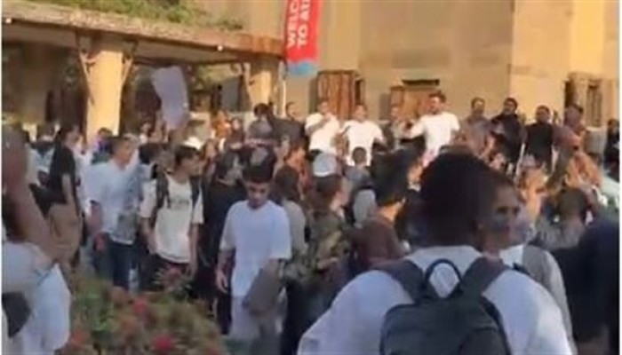 شاهد|| طلاب الجامعة الأمريكية في القاهرة يطردون السفير الأمريكي الأسبق لدى إسرائيل رفضاً للتطبيع الأكاديمي