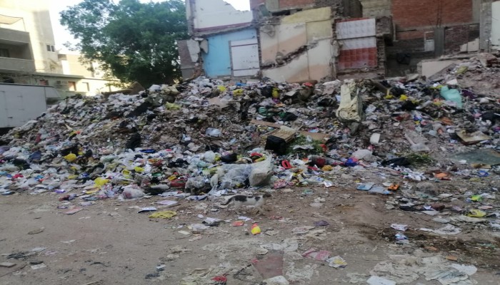 جبال القمامة تهدد سكان جسر السويس بالقاهرة وسط فساد المحليات