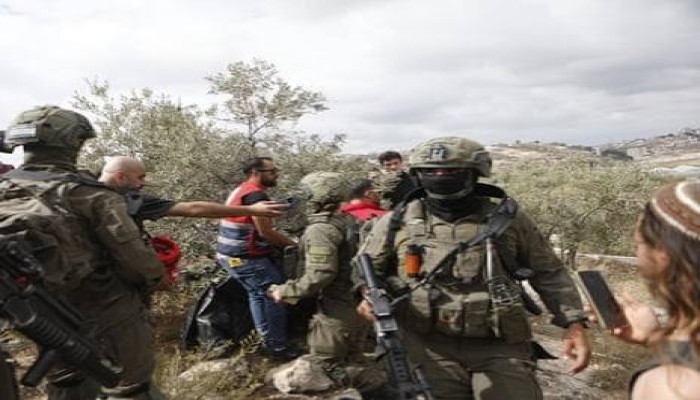 الجارديان || المستوطنون الإسرائيليون في الضفة الغربية يواصلون اعتداءاتهم بلا عقاب بينما أنظار العالم تتجه إلى غزة