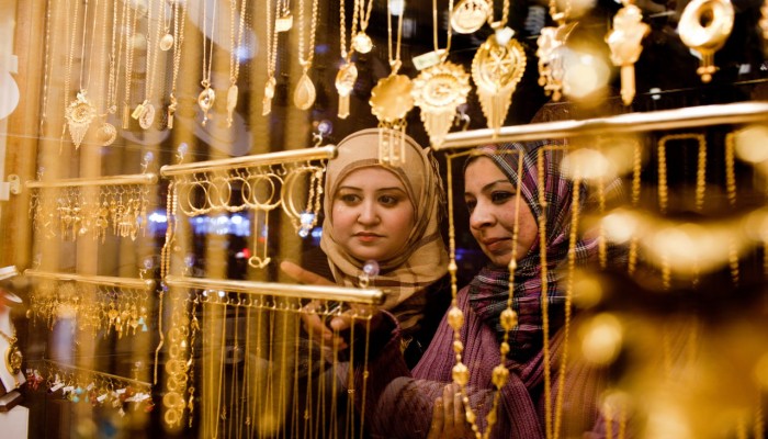 العيار 21 يقترب من 6 آلاف جنيه... جنون الذهب يدفع نحو عزوف الشباب عن الزواج