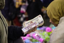 بعد الزيادة الأخيرة في أسعار الوقود.. رحلة السيسي في تجويع المصريين