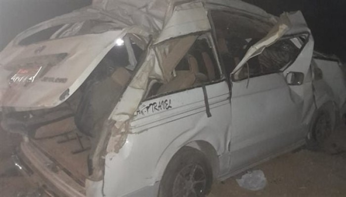 13 مصابًا في انقلاب ميكروباص بطريق أبو سمبل.. “نزيف الطرق” يتواصل رغم مليارات التطوير