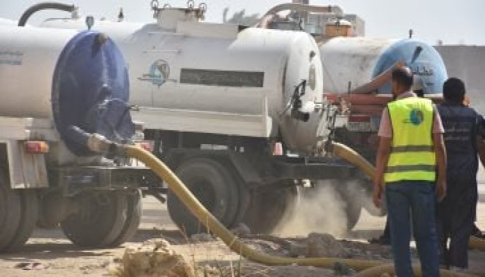 نائب في البرلمان بالقليوبية يلقي بمياه الصرف الصحي"مياه الكسح" في النيل ويهدد الأهالي
