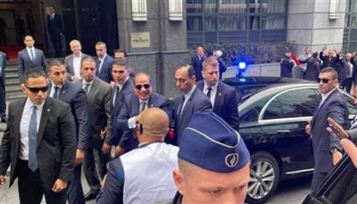 زيارة السيسي إلى بروكسل: تلميع دولي لنظام قمعي ينهار داخليًا