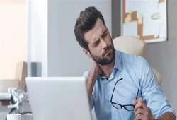 بسبب الإفراط في استخدام الهاتف.. "رقبة التكنولوجيا" تهدد ملايين الشباب بأضرار صحية خطرة