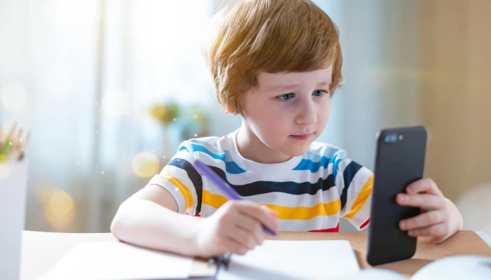 في أي سن يجب عليك شراء هاتف لطفلك؟