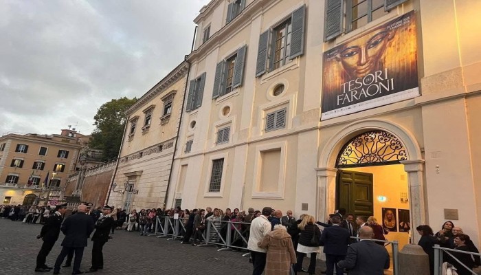 زحام أكثر من 50 ألف سائح في روما لرؤية الكنوز الفرعونية.. وفي القاهرة السيسي ينفق المليارات لجذب الآلاف للمتحف الكبير