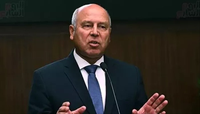 كامل الوزير.. يمجّد السيسي والمتحف المصري ويتغاضى عن دماء المصريين التي أغرقت طريق السويس