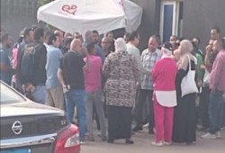 شاهد|| وقفة احتجاجية لعمال النادي الأهلي للمطالبة بالحد الأدنى للأجور ووقف تبذير المليارات