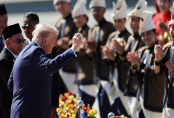 بالفيديو | ترامب يرقص على السجادة الحمراء أثناء استقباله في ماليزيا