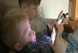 الهواتف الذكية تؤدي إلى صراعات عائلية وتفاقم المشاكل العقلية