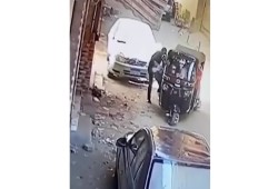 كاميرات المراقبة توثق لحظة إلقاء رجل بأطفال فيصل في مدخل عقار بعد تسميمهم "فيديو"