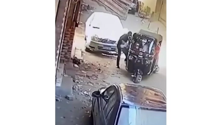 كاميرات المراقبة توثق لحظة إلقاء رجل بأطفال فيصل في مدخل عقار بعد تسميمهم "فيديو"