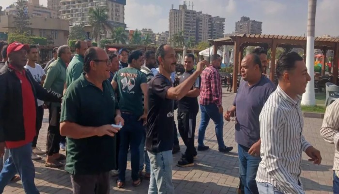 مكافآت لاعبي الأهلي تتجاوز نصف مليار جنيه.. والعمال يتقاضون 4 آلاف جنيه!! غضب شعبي ينحاز للمحتجين على أبواب النادي