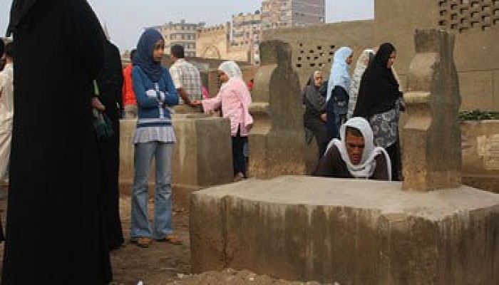 السيسي يرفع جباية دفن الموتى إلى 350 جنيه...ونشطاء: الإنسانية ماتت بمصر!