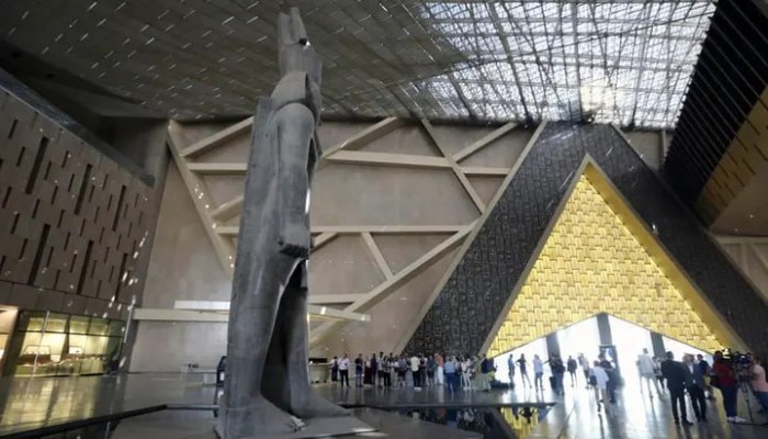 سيطرة الجيش وتهميش الخبراء: كيف أضاع السيسي هوية المتحف المصري الكبير؟