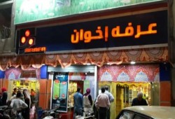 عمال "عرفة ماركت" بالفيوم يطالبون بـ "الحد الأدنى للأجور" وسط غياب وزارة العمل