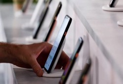 فوضى “تليفوني” وضرائب الـ 48% تشل سوق الهواتف في مصر.. قرارات عشوائية تضر بالمواطن والتاجر والمغترب