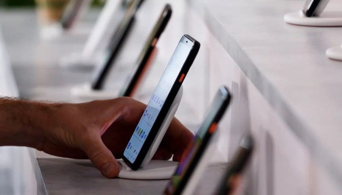 فوضى “تليفوني” وضرائب الـ 48% تشل سوق الهواتف في مصر.. قرارات عشوائية تضر بالمواطن والتاجر والمغترب