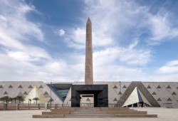 ناشيونال لاو ريفيو || ما وراء افتتاح المتحف المصري: صورة مجتمع يعاني تآكل القوة الشرائية وضغط الديون