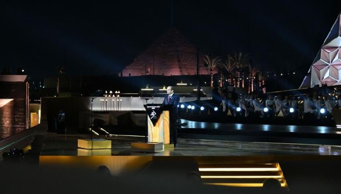 "بطون الأيتام والفقراء أولى" ... عمر بن الخطاب رفض شراء كسوة للكعبة من مال المسلمين.. والسيسي إمبراطور البذخ بالمتحف الكبير!!