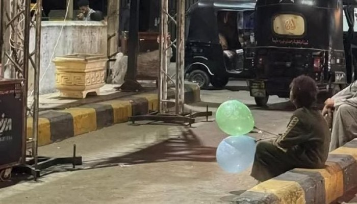 طفلة فقيرة على رصيف المنوفية تسرق الأضواء من افتتاح المتحف المصري الكبير...شاهد ماذا فعلت؟