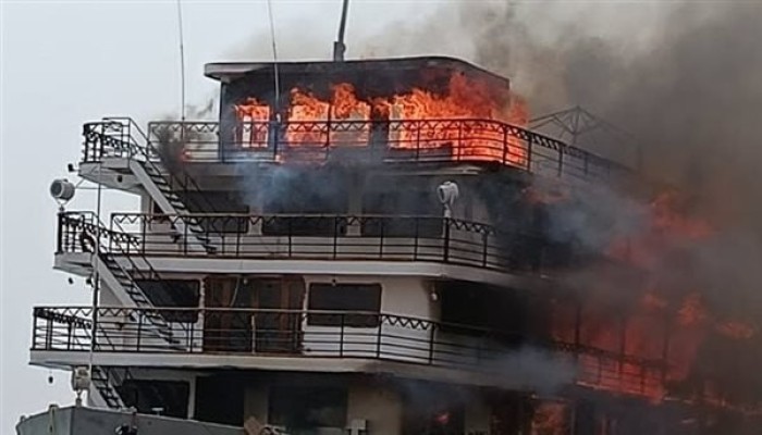 شاهد || حريق هائل يلتهم فندقًا عائمًا بأسوان