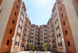 في مشاريع الإسكان الاجتماعي... الحكومة تتأخر لسنوات بينما تعاقب المتأخرين عن الاستلام بسحب التخصيص وغرامة مالية