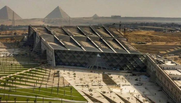 في بلد يعاني فيه 80 مليونًا من الفقر.. 519 مليون جنيه لتجميل محيط المتحف المصري الكبير!!