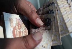 تسعة أعوام على تعويم الجنيه.. ماذا جنى المصريون؟