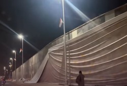 شاهد|| بعد ساعات من الافتتاح... انهيار "فينيل" المتحف المصري الكبير: الإهمال سيد الموقف بدولة السيسي!!