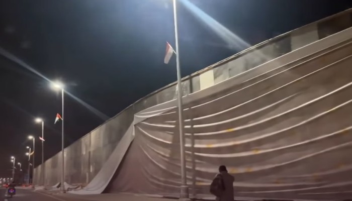 شاهد|| بعد ساعات من الافتتاح... انهيار "فينيل" المتحف المصري الكبير: الإهمال سيد الموقف بدولة السيسي!!