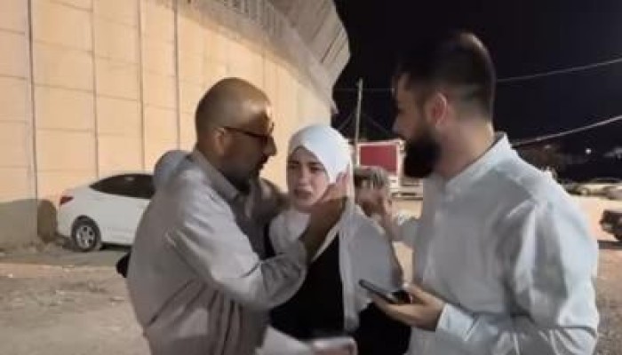 بالفيديو || الأسيرة الفلسطينية شهد حسن تعود إلى حضن عائلتها برام الله بعد 8 أشهر من الاعتقال