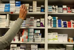 لمداوة النقص الحاد.. صيدليات تبيع الأدوية بالقرص والمرضى يموتون قهرًا