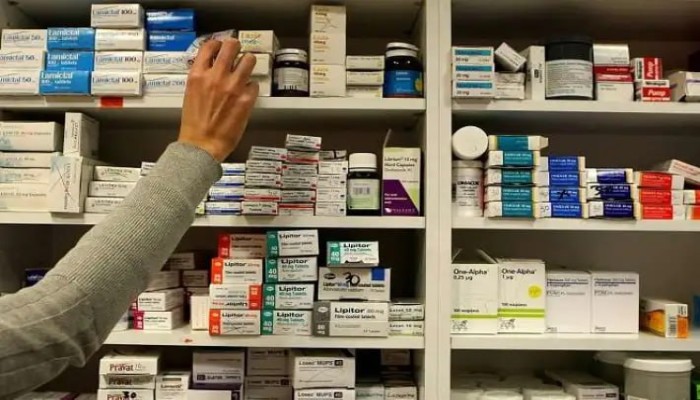 لمداوة النقص الحاد.. صيدليات تبيع الأدوية بالقرص والمرضى يموتون قهرًا