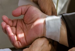 "أجساد الفقراء حقلًا للتجارب": كيف أصبحت مصر ثاني أكبر حقل للتجارب السريرية في إفريقيا؟