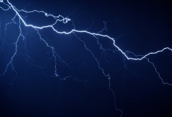 بعد وفاة 3 بالبحيرة.. كيف تحافظ على حياتك من صواعق البرق المميتة؟ 