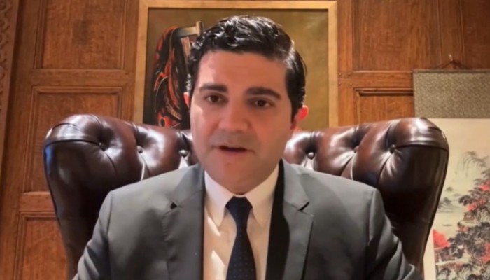 فيديو || معجزة طبية.. جرّاح لبناني أمريكي يعيد رأس طفل بعد انفصاله تمامًا