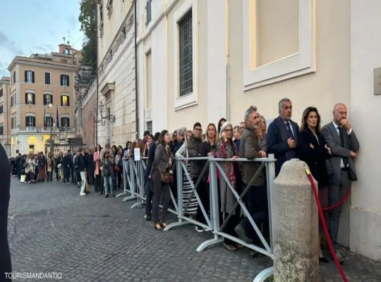 بين حضور 18 ألف في القاهرة و50 ألف في روما: كيف فشل افتتاح المتحف المصري في جذب الزائرين؟