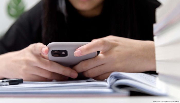 هل هاتفك يتجسس عليك وكيف تحمي بياناتك الشخصية؟ 