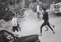 شاهد || مشاجرة بالسلاح الأبيض في ميت غمر تنتهي بقطع يد شحص! ماذا جرى للمصريين؟!