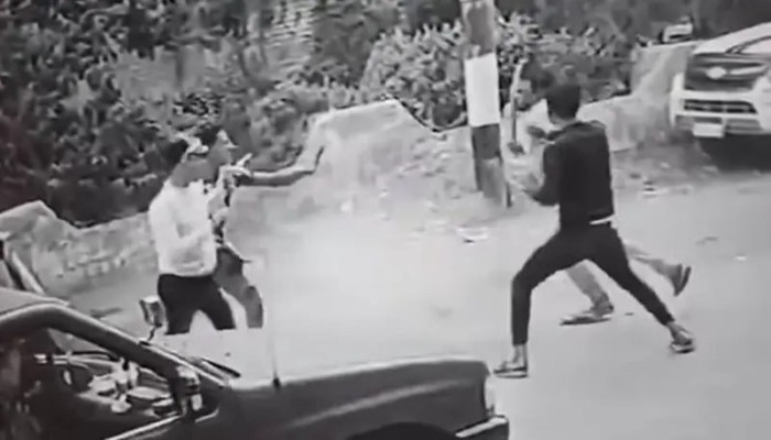 شاهد || مشاجرة بالسلاح الأبيض في ميت غمر تنتهي بقطع يد شحص! ماذا جرى للمصريين؟!