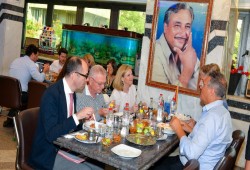 "دبلوماسية الكشري".. وزراء وسفراء أجانب يقعون في غرام الوجبة الشعبية بمصر