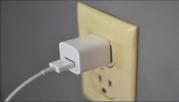 فاجعة شقة "بيجام".. مخاطر مميتة لتوصيل الشاحن بالكهرباء أثناء النوم كيف تتجنبها؟