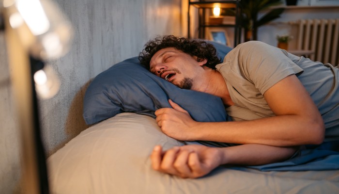 يسبب أمراضًا خطيرة.. طريقة تساعدك على وقف التنفس من الفم 