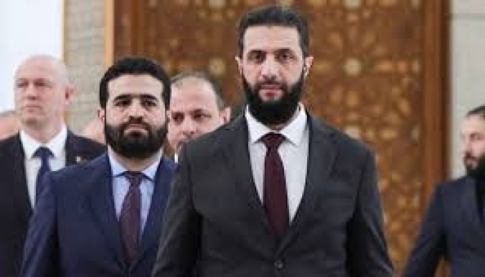 رفع العقوبات عن الرئيس السوري أحمد الشرع ووزير داخليته.. الأسباب والتداعيات