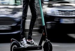 حظر السكوتر الكهربائي في القاهرة والجيزة: قرارٌ عقابي وسط خسائر للتجار والمواطنين