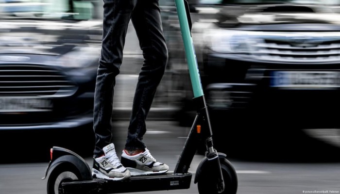 حظر السكوتر الكهربائي في القاهرة والجيزة: قرارٌ عقابي وسط خسائر للتجار والمواطنين